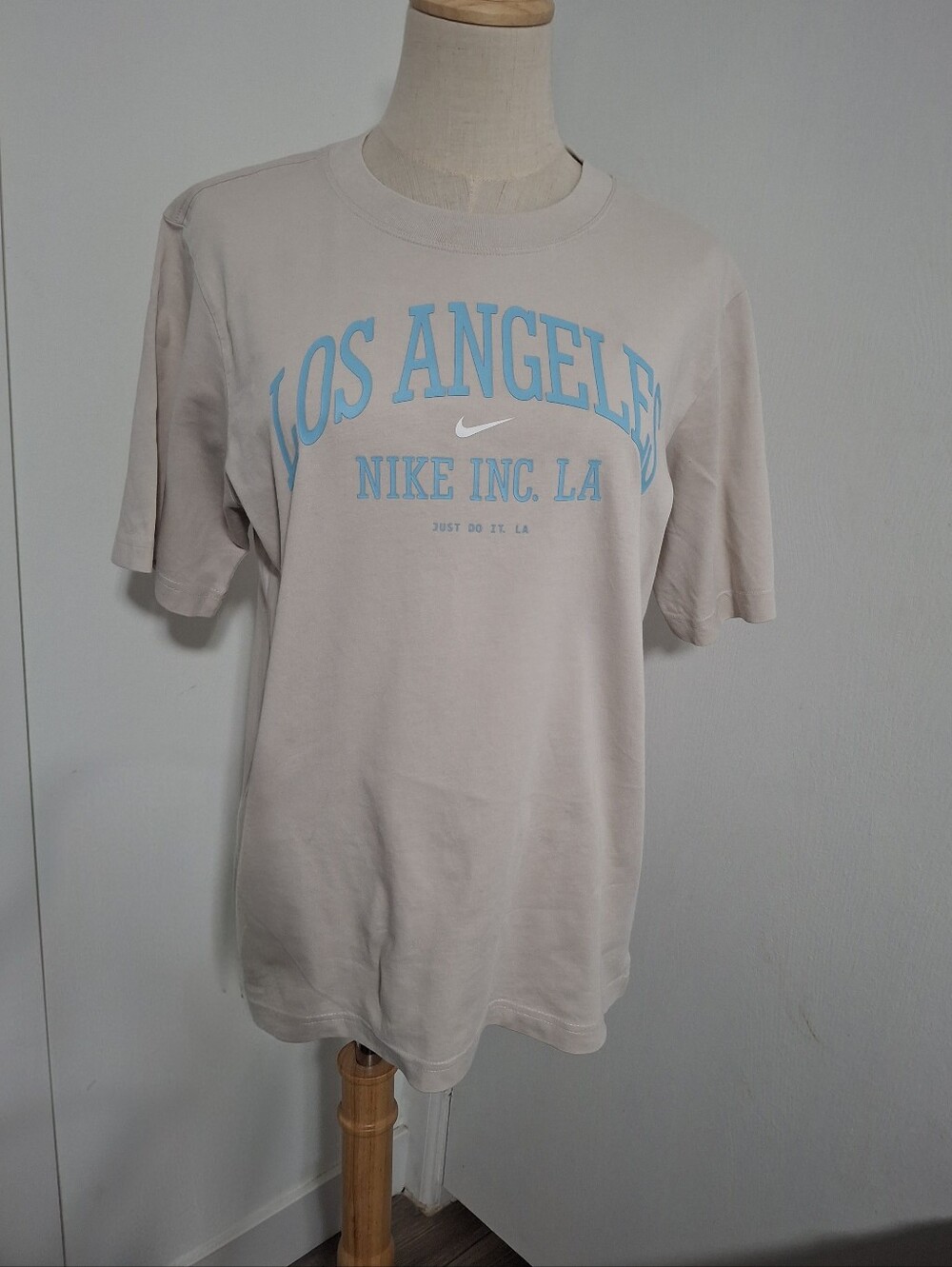 Nike Men’s Short Sleeve Los Angeles Graphic Tee in Light Beige with Blue Logo